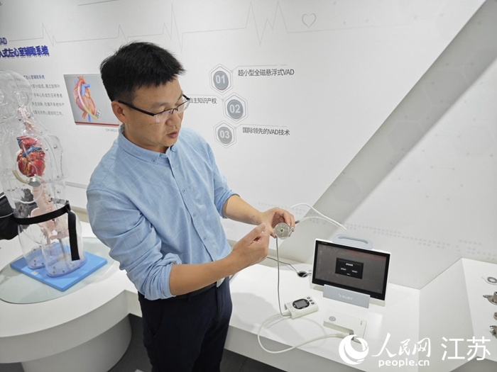 唐兆槐介紹全磁懸浮人工心臟產(chǎn)品。人民網(wǎng) 徐晨曦攝