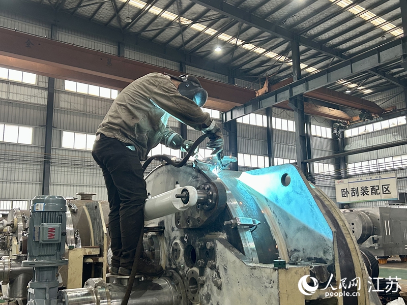 工人正在進(jìn)行離心機(jī)設(shè)備焊接。人民網(wǎng) 王丹丹攝