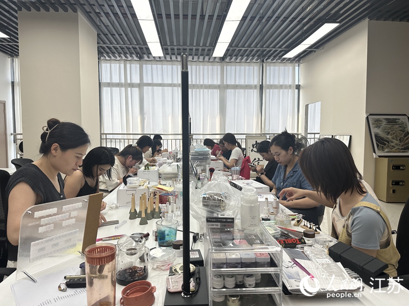 圖婳穿戴甲工作室內(nèi)，工作人員正在制作穿戴甲。人民網(wǎng) 黃啟源攝