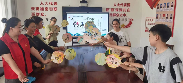孩子們參與非遺漆扇制作。灌南縣委宣傳部供圖