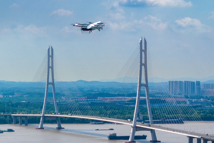 eVTOL航空器飛躍長(zhǎng)江。王俊攝