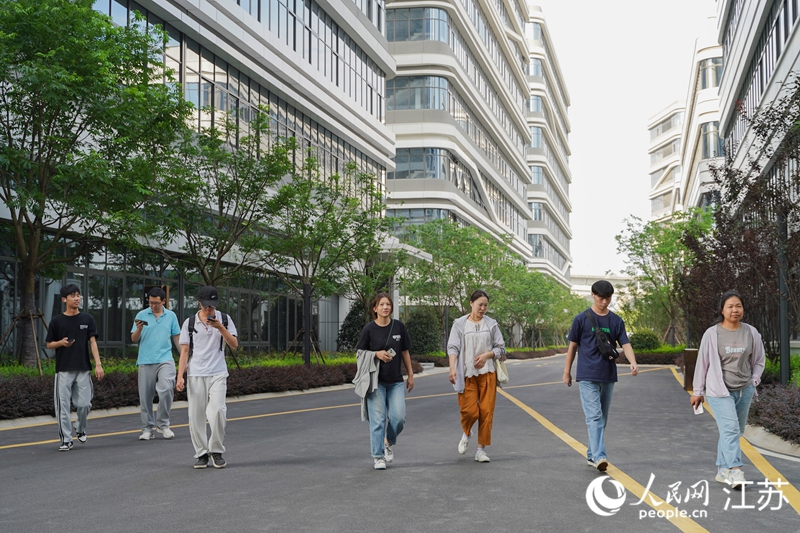 從雨花智慧谷產(chǎn)業(yè)園下班的年輕職工。 人民網(wǎng) 郜超攝