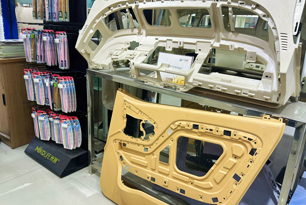 江蘇錦禾高新科技股份有限公司展廳內(nèi)，使用了秸稈作原料的新能源車(chē)內(nèi)飾配件。人民網(wǎng) 周夢(mèng)嬌攝