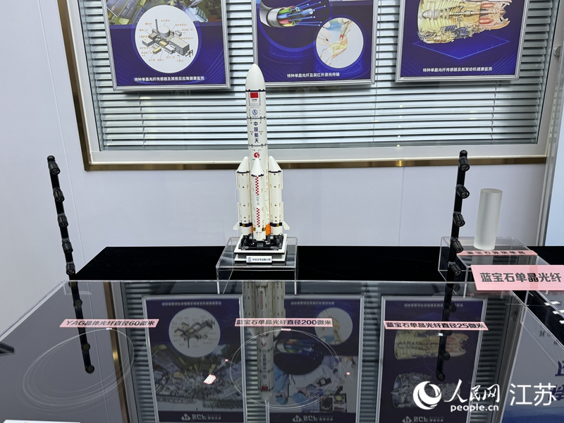 藍(lán)寶石單晶光纖可用于火箭發(fā)射臺(tái)溫度、振動(dòng)等數(shù)據(jù)監(jiān)測(cè)。人民網(wǎng) 楊維瓊攝