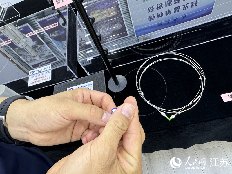 技術(shù)員展示直徑22微米單晶光纖，粗細(xì)僅有頭發(fā)絲的四分之一。人民網(wǎng) 楊維瓊攝