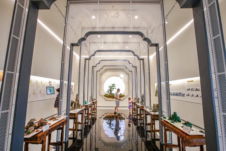 “大江潮涌”展廳里的靖江山水盆景。盛義攝