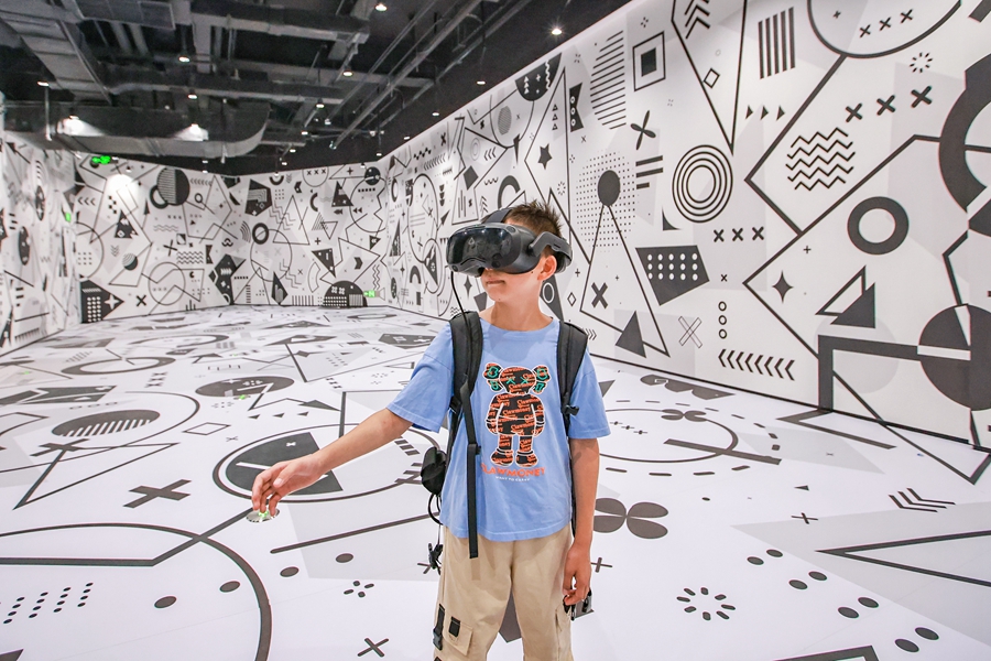 游客體驗沉浸式全息VR“探險”。盛義攝