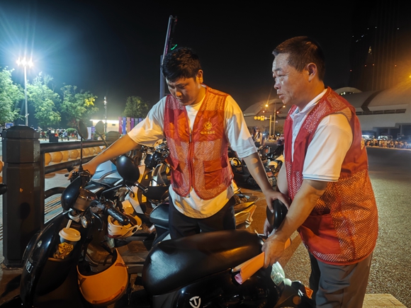 夜間志愿者在行動。連云區(qū)委宣傳部供圖