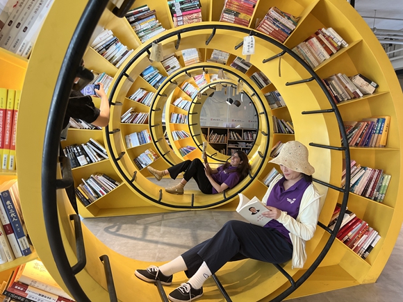 采風(fēng)團(tuán)在人才公寓閱讀書籍。湯琤攝