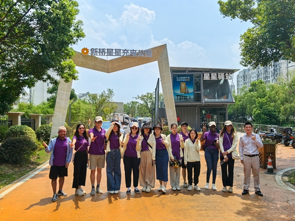 采風(fēng)團(tuán)參觀新能源充電設(shè)施。湯琤攝