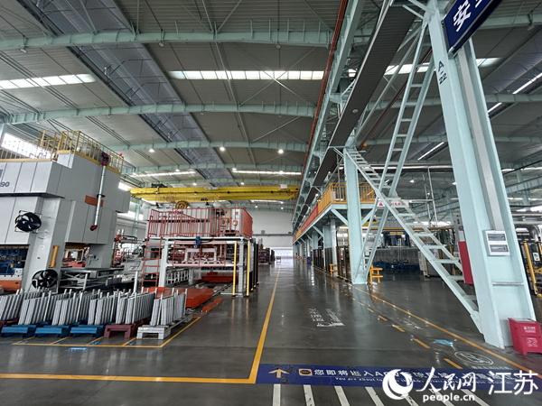 新程熱成型自動化生產線。人民網(wǎng)王丹丹攝