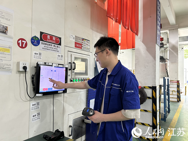 恒義員工在操作數(shù)字化系統(tǒng)。人民網(wǎng) 王丹丹攝