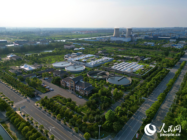 南通通州區(qū)益民水處理的花園式廠區(qū)。人民網(wǎng)記者 王繼亮攝