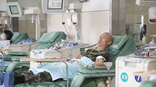 常州貨車司機(jī)劉永振在志愿獻(xiàn)血。受訪者供圖