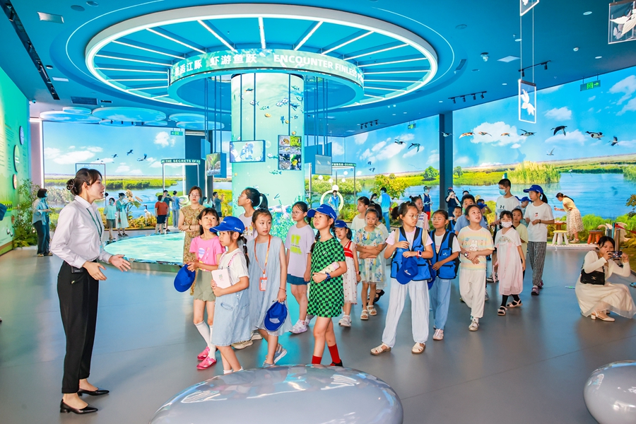 青少年參觀靖江長江文化客廳。盛義攝