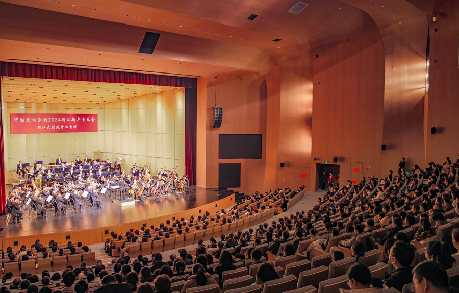 交響樂音樂會在靖江大劇院奏響。盛義攝