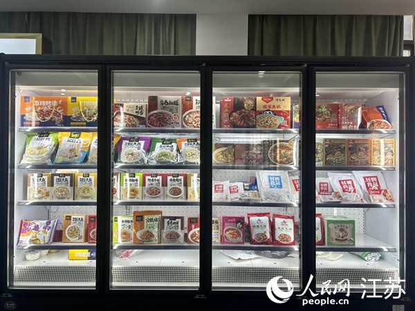 當?shù)仄髽I(yè)展柜里擺放著部分以魚為原料開發(fā)的食品。人民網(wǎng) 王丹丹攝