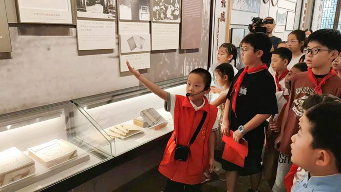 小志愿者在惲代英紀念館內(nèi)講解。常州三杰紀念館供圖