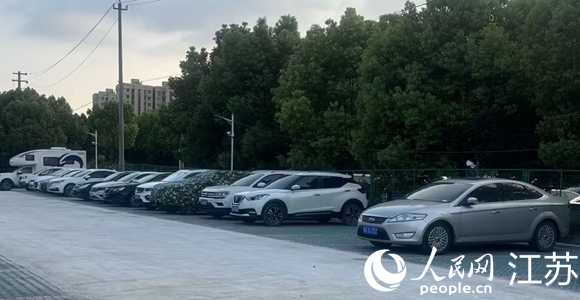 東郊小鎮(zhèn)新建的停車場，增加了97個停車位。人民網(wǎng) 楊維瓊攝