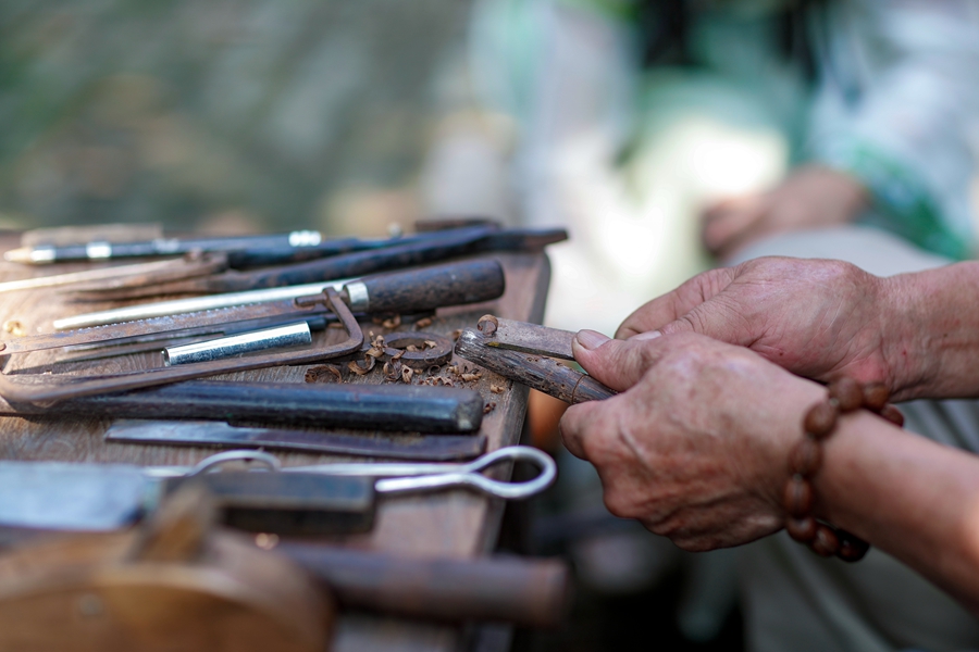 非遺傳承人制作木桿秤。周社根攝