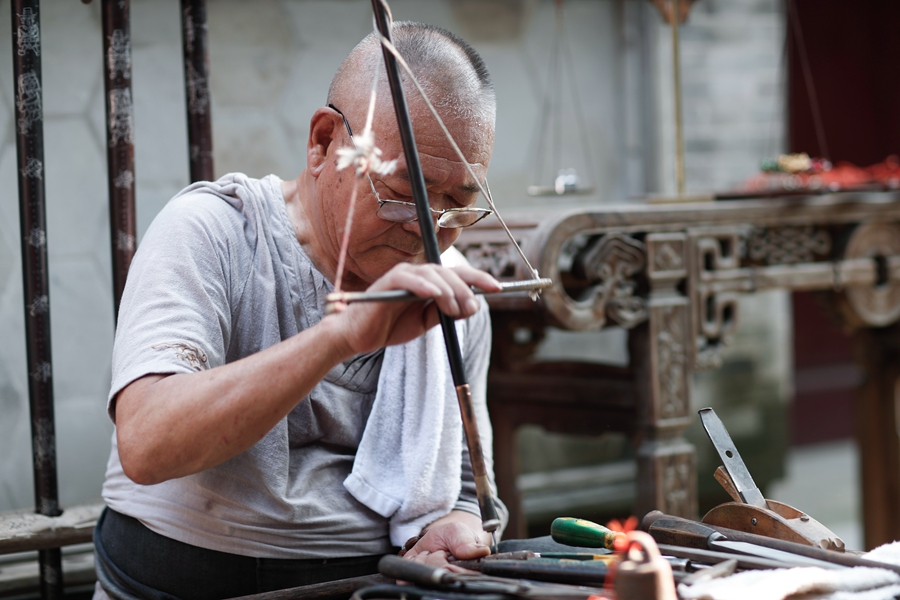 非遺傳承人制作木桿秤。周社根攝