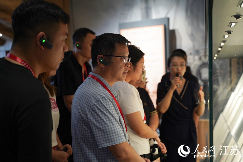 一批黨員干部正在觀看《南京條約》復(fù)制件。 人民網(wǎng) 郜超攝