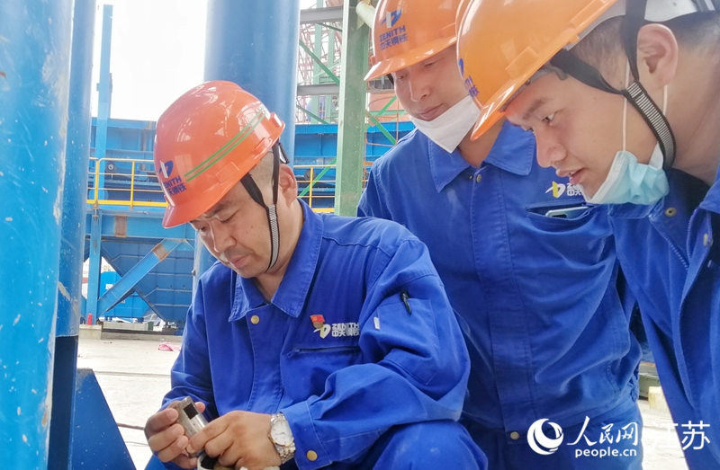 孟凡挺在車間檢查新設(shè)備。人民網(wǎng) 徐晨曦攝