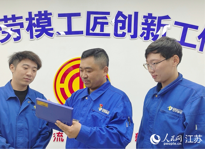 孟凡挺指導徒弟如何使用精密測量工具。人民網(wǎng)記者王繼亮攝