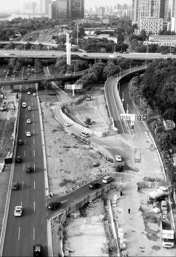 揚子江大道綠博園段附近，施工圍擋增加讓車主“頭暈”