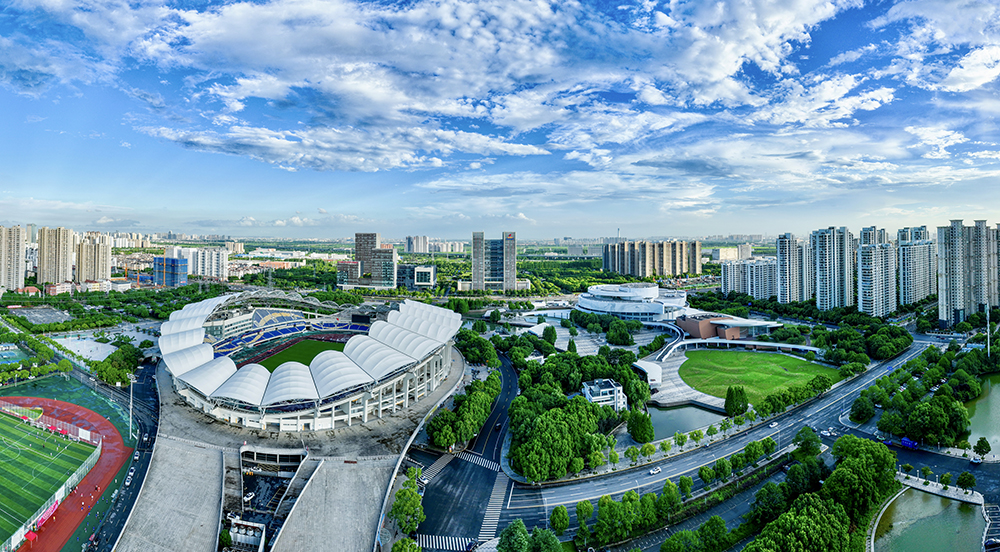 從“蘇大強”到“強富美高”  今年是習近平總書記擘畫“經(jīng)濟強、百姓富、環(huán)境美、社會文明程度高的新江蘇”宏偉藍圖十周年。十年來，江蘇省地區(qū)生產(chǎn)總值連跨6個萬億元級臺階，總量居全國第二，13個設區(qū)市全部躋身全國百強，擁有5座萬億城、21個千億縣、10個國家先進制造業(yè)集群。此外，城鄉(xiāng)居民人均可支配收入5.27萬元，環(huán)境空氣質量連續(xù)3年達到二級標準，全省社會文明程度指數(shù)保持在90以上。  