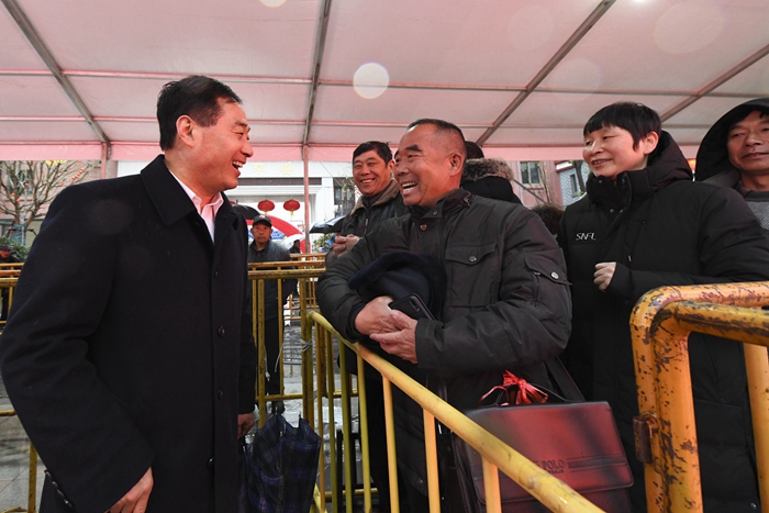 趙建軍在分房現(xiàn)場(chǎng)和村民交流。