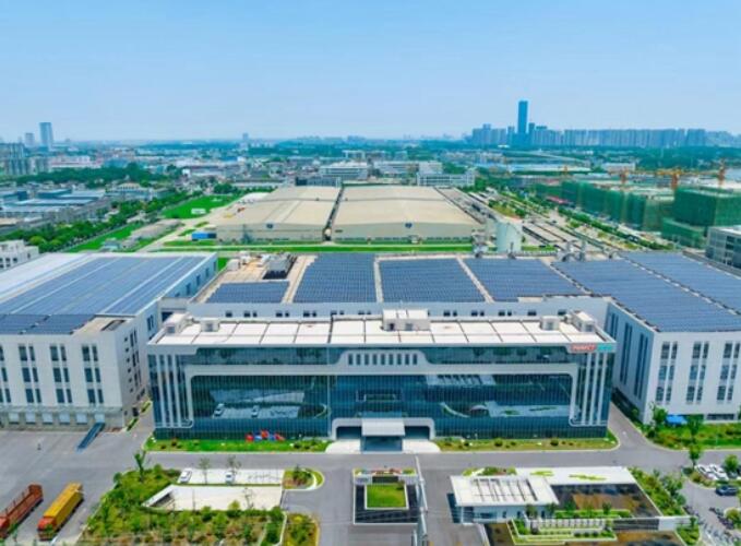 創(chuàng)新江蘇丨一個小鎮(zhèn)，“刷”遍全球  江蘇揚州市區(qū)向東，驅(qū)車半小時，跨過京杭大運河支流廖家溝，就到了杭集鎮(zhèn)。街上貨車里裝載的，十有八九是發(fā)往全國各地乃至跨境出海的牙刷。  就是這樣一個40平方公里的小鎮(zhèn)，年產(chǎn)牙刷75億支，占據(jù)全國80%以上、全球35%以上的牙刷市場份額，遠銷近100個國家和地區(qū)  