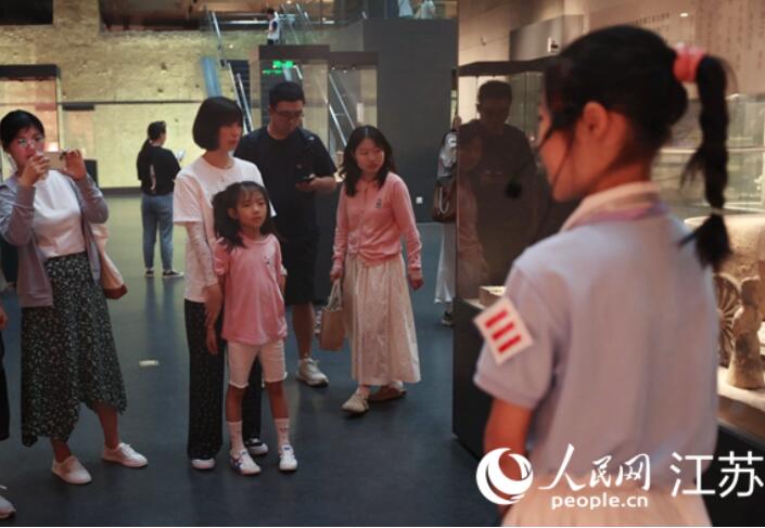  創(chuàng)新江蘇 | 博物南京，文旅融合有看頭！  “大家好，我是‘小青蓮’文物守護者，我身旁的‘陶牛車及俑群’是國家一級文物。貴族出行，不坐馬車坐牛車，這是為什么呢……”  講解落落大方，語調(diào)抑揚頓挫，這是小學(xué)生吳欣逸第三次來南京六朝博物館做講解員了。童言童語里既有專業(yè)知識，還有孩子對歷史的獨特視角，講者頭頭是道，觀者津津有味，人群中不時還有掌聲響起。  