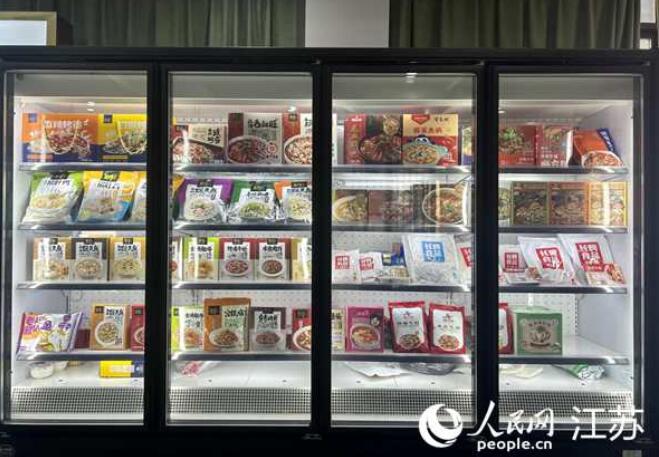 看一條魚如何“接二連三”  興化水網(wǎng)縱橫，漁業(yè)發(fā)達，是江蘇著名的“魚米之鄉(xiāng)”。當?shù)匾缘~、大閘蟹為主的水產(chǎn)品年產(chǎn)量超30萬噸，連續(xù)34年位居江蘇省內陸漁業(yè)縣級之首，漁業(yè)經(jīng)濟年產(chǎn)值達260多億元。 興化的“一條魚”，不僅富了養(yǎng)殖業(yè)，興了加工業(yè)，也帶動了旅游業(yè)發(fā)展，成了江蘇農(nóng)特產(chǎn)“接二連三”融合發(fā)展的縮影。  