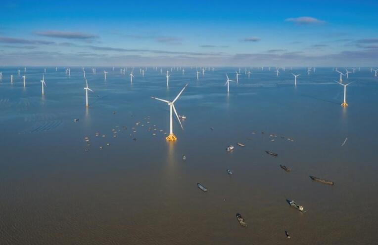 一度綠電的“跨江之旅”  以前，迎峰度夏對江蘇而言年年都不輕松；而今年，蘇南各地卻沒有再聽到“拉閘限電”的消息。是誰解了江南用電大戶之渴？  南通如東縣海上環(huán)港風電場，155臺風力發(fā)電機迎風矗立，葉片晝夜旋轉，一臺風機平均每天發(fā)電1.2萬度。  