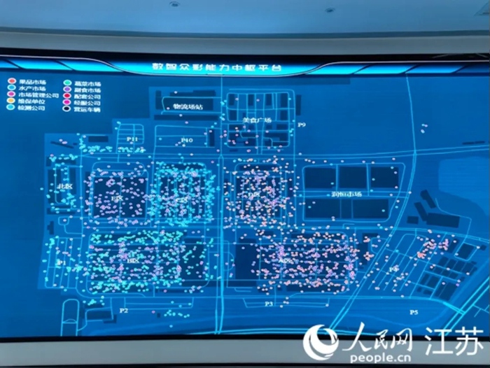 眾彩片區(qū)數(shù)字大屏可實(shí)時(shí)監(jiān)測(cè)三輪車位置。人民網(wǎng) 楊維瓊攝