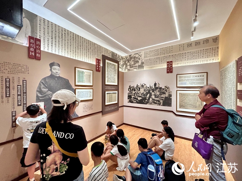 一個研學團隊在梅庵參觀。人民網 王丹丹攝。