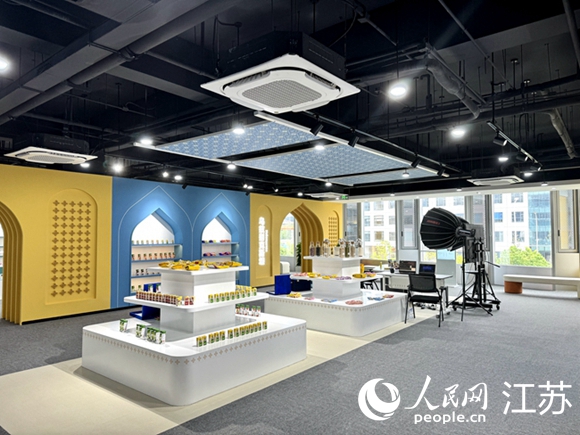 江蘇中亞中心展示的中亞五國和江蘇的優(yōu)勢產(chǎn)品。人民網(wǎng)記者 馬曉波攝