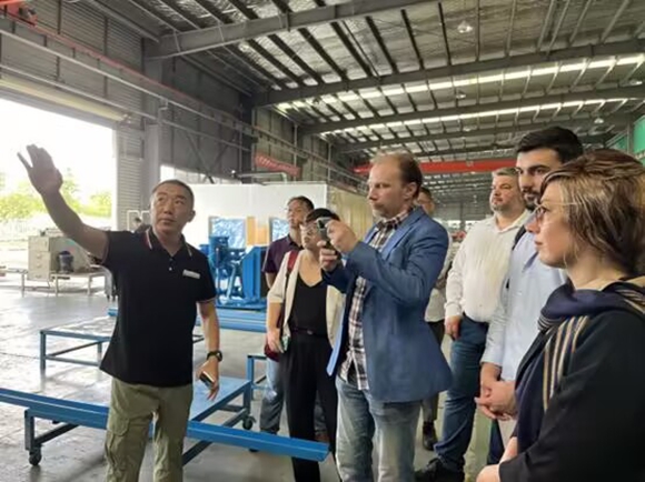 海外嘉賓在企業(yè)參觀。溧水經(jīng)濟開發(fā)區(qū)供圖
