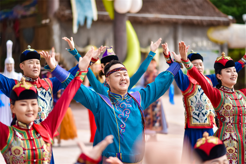 現(xiàn)場(chǎng)載歌載舞。黃軒攝