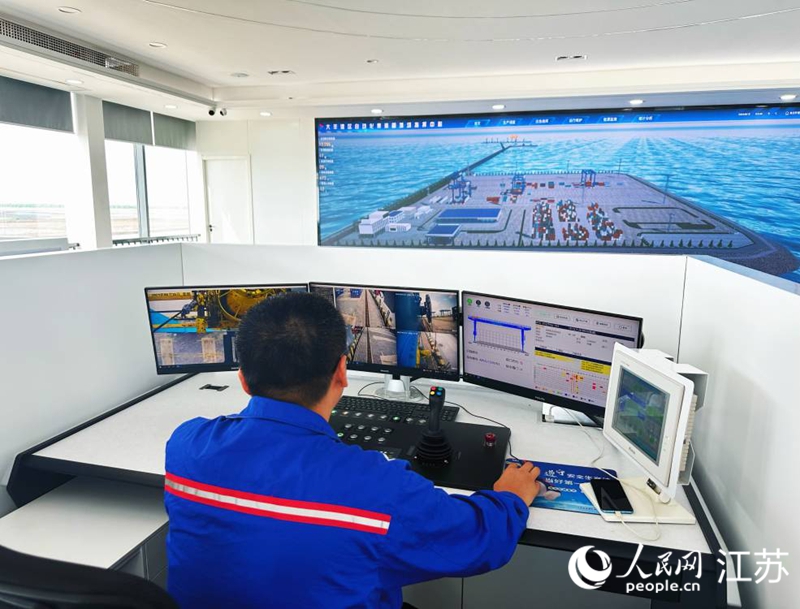 劉衛(wèi)東在電腦前操作自動化軌道吊。人民網(wǎng) 周夢嬌攝