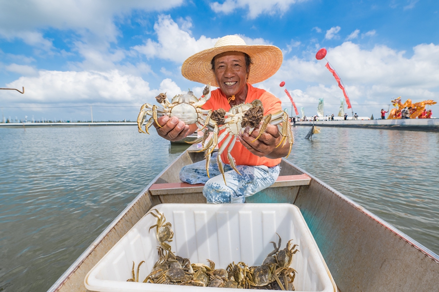 蟹農展示剛捕撈的螃蟹。劉列攝