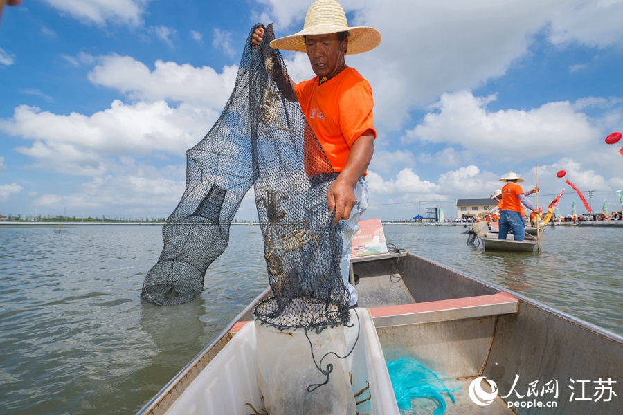 漁民們捕撈到了今年第一網(wǎng)河蟹。人民網(wǎng) 楊維瓊攝