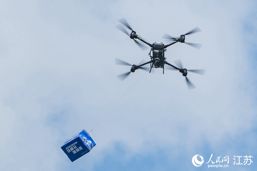 固城湖螃蟹“坐”上無人機，“飛”到了食客餐桌。人民網(wǎng) 楊維瓊攝