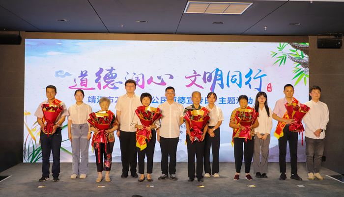 青年代表向道德模范獻花。馬鈺超攝