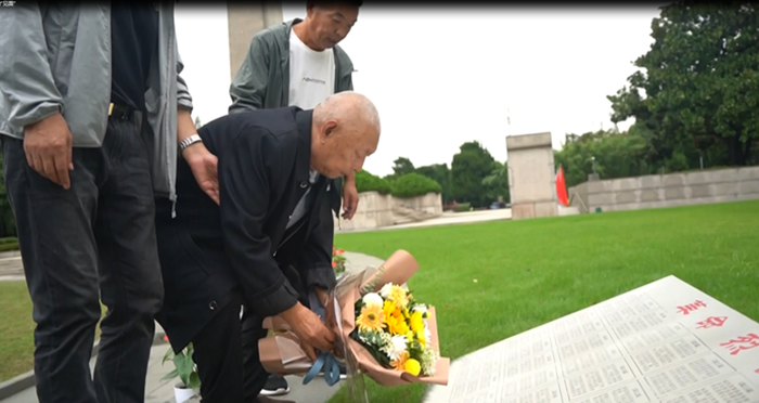 惠美榮向父親敬獻鮮花。灌南縣委宣傳部供圖