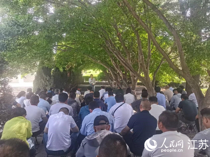 贛榆區(qū)委黨校學(xué)員在抗日山烈士陵園內(nèi)上實景黨課。人民網(wǎng) 王丹丹攝