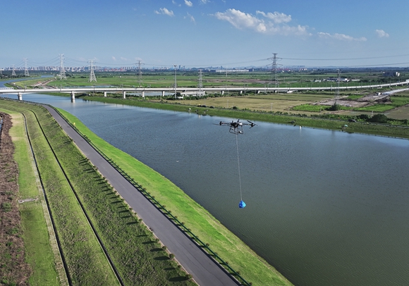 無人機運輸防汛物資。浦口高新區(qū)供圖