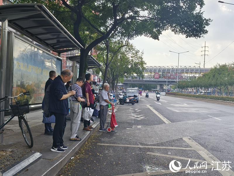 新增的邁皋橋東站??奎c(diǎn)。人民網(wǎng) 張瀚天攝