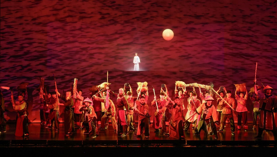 大型原創(chuàng)錫劇《大江奔涌》演出現(xiàn)場。朱其攝